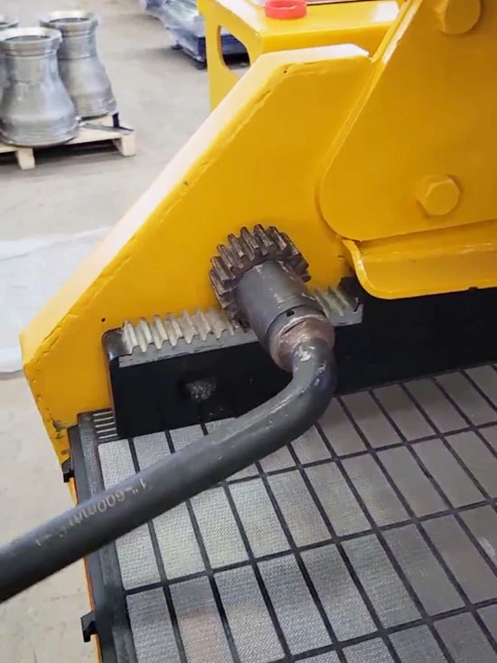 The clamping block moves forward and presses down to secure the screen